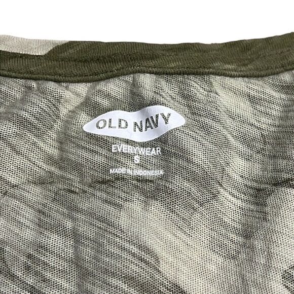 Old Navy Everywhere Tank Top Woman's Size Small Green Camo V-Neck Cotton - Picture 4 of 5